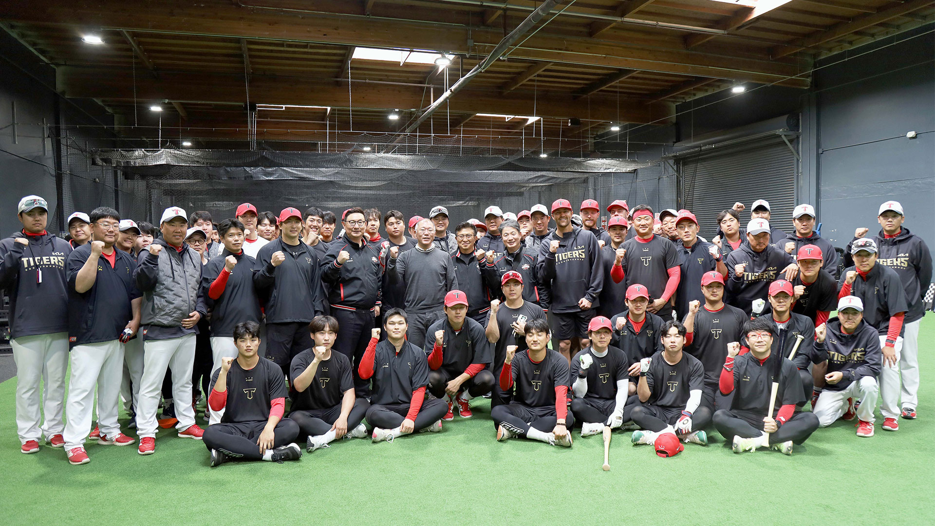 현대자동차그룹 정의선 회장과 KIA 타이거즈 선수단이 기념 촬영을 하는 모습