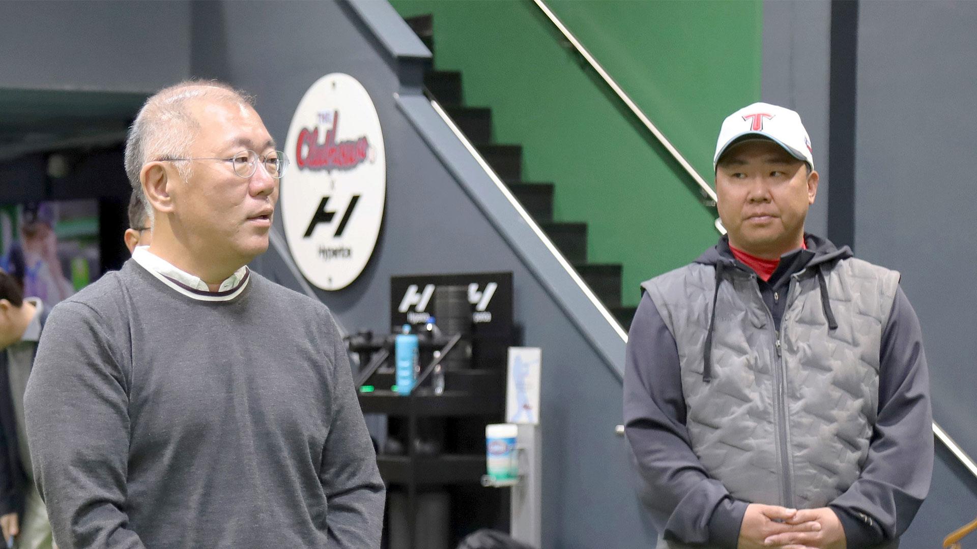 KIA 타이거즈 선수들과 코칭 스태프를 격려하고 있는 현대자동차그룹 정의선 회장. 사진 왼쪽부터 정의선 회장, KIA 타이거즈 이범호 감독