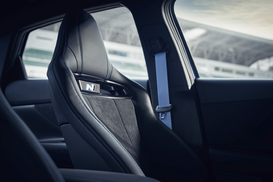 아반떼 N TCR 에디션의 운전석 모습