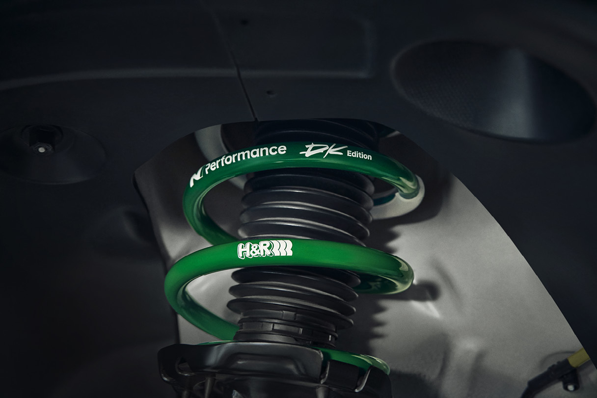 아이오닉 5 N DK 에디션의 로워링 스프링과 전자제어 댐퍼의 모습