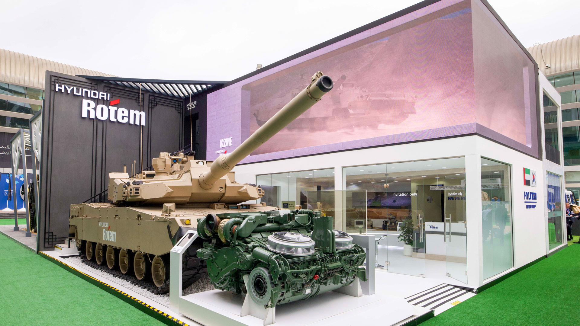 17일(현지시간) 아랍에미리트 아부다비에서 개막한 IDEX 2025에 꾸려진 현대로템 전시관