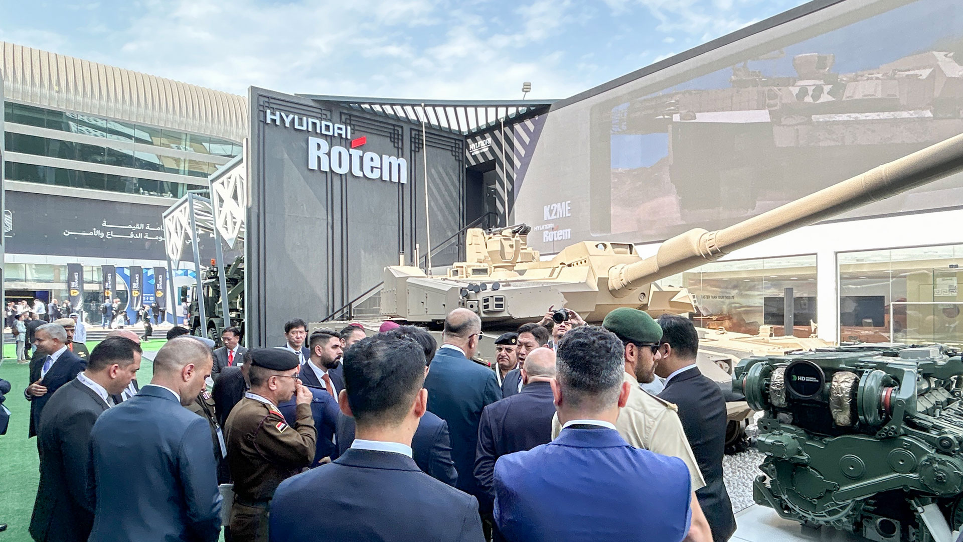 17일(현지시간) 아랍에미리트 아부다비에서 개막한 IDEX 2025에서 관람객들이 현대로템 전시관을 둘러보고 있다