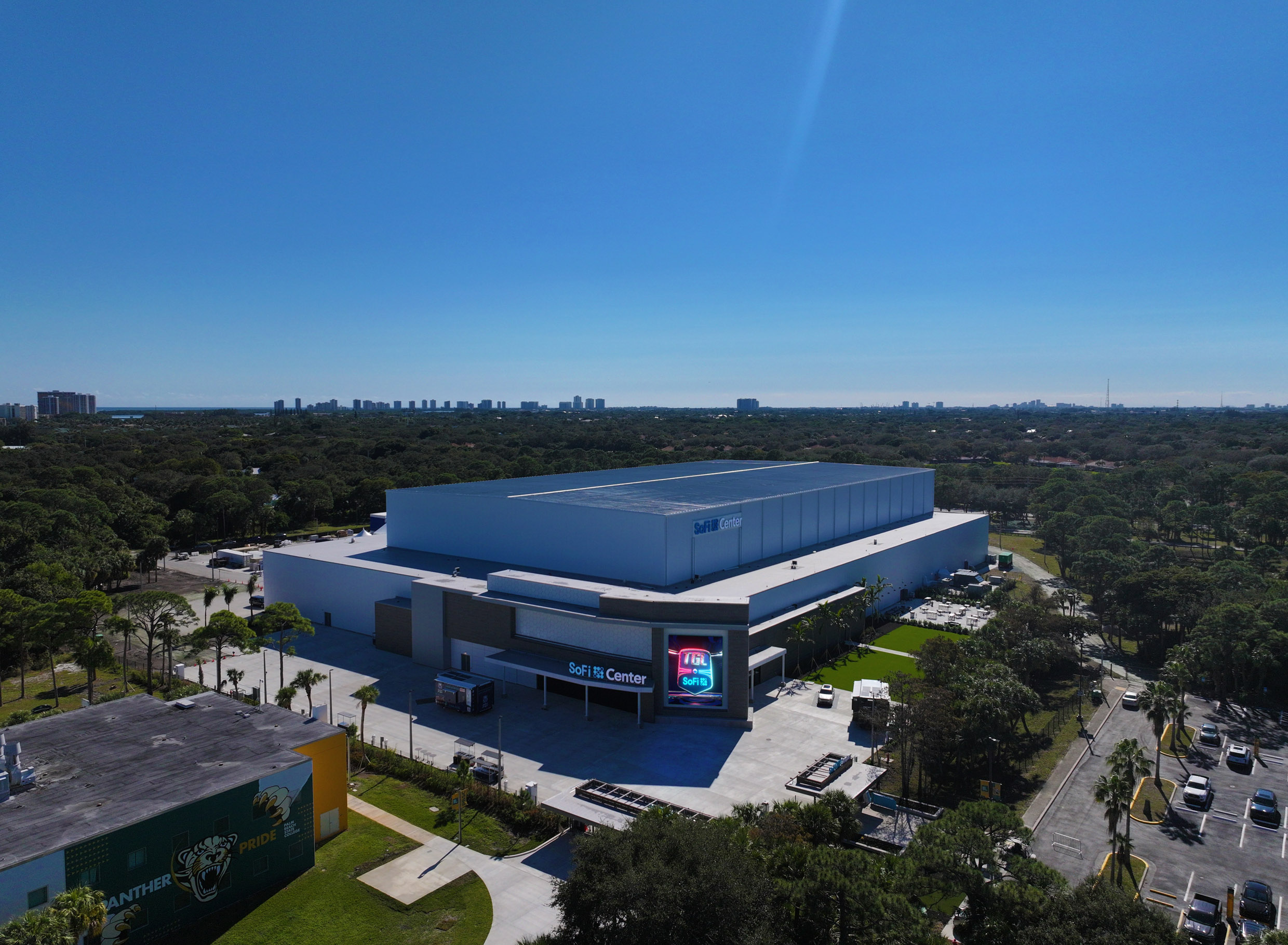 소파이 센터 경기장의 외부 전경