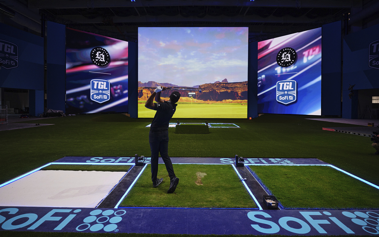 골프 선수가 스크린에 샷을 날리는 모습