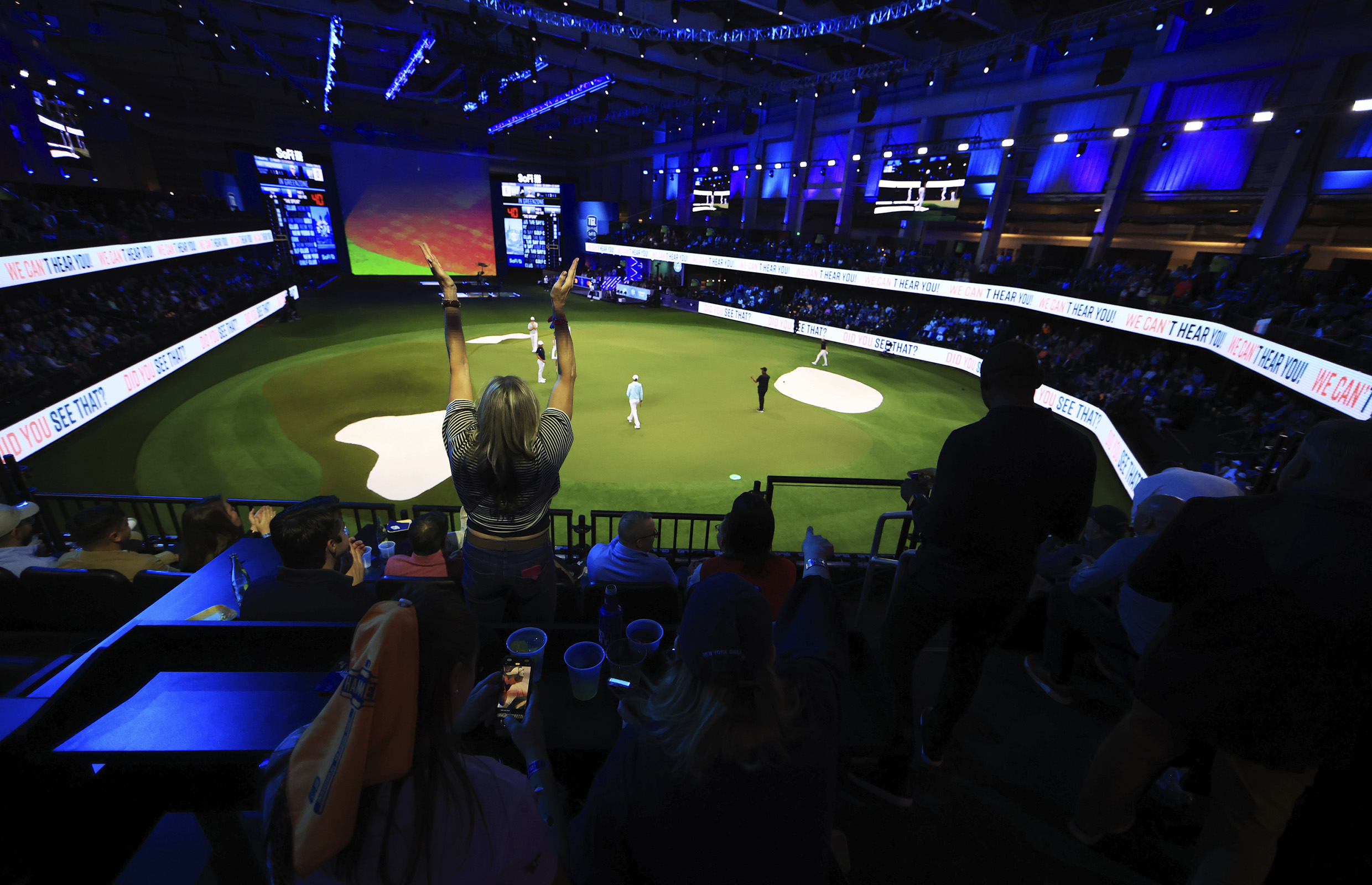 경기에 열광하는 관중들의 모습