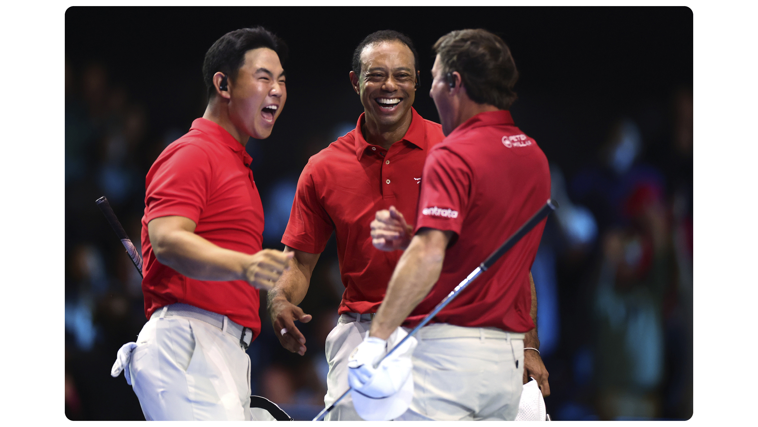 경기 결과에 환호하는 골프 선수들의 모습