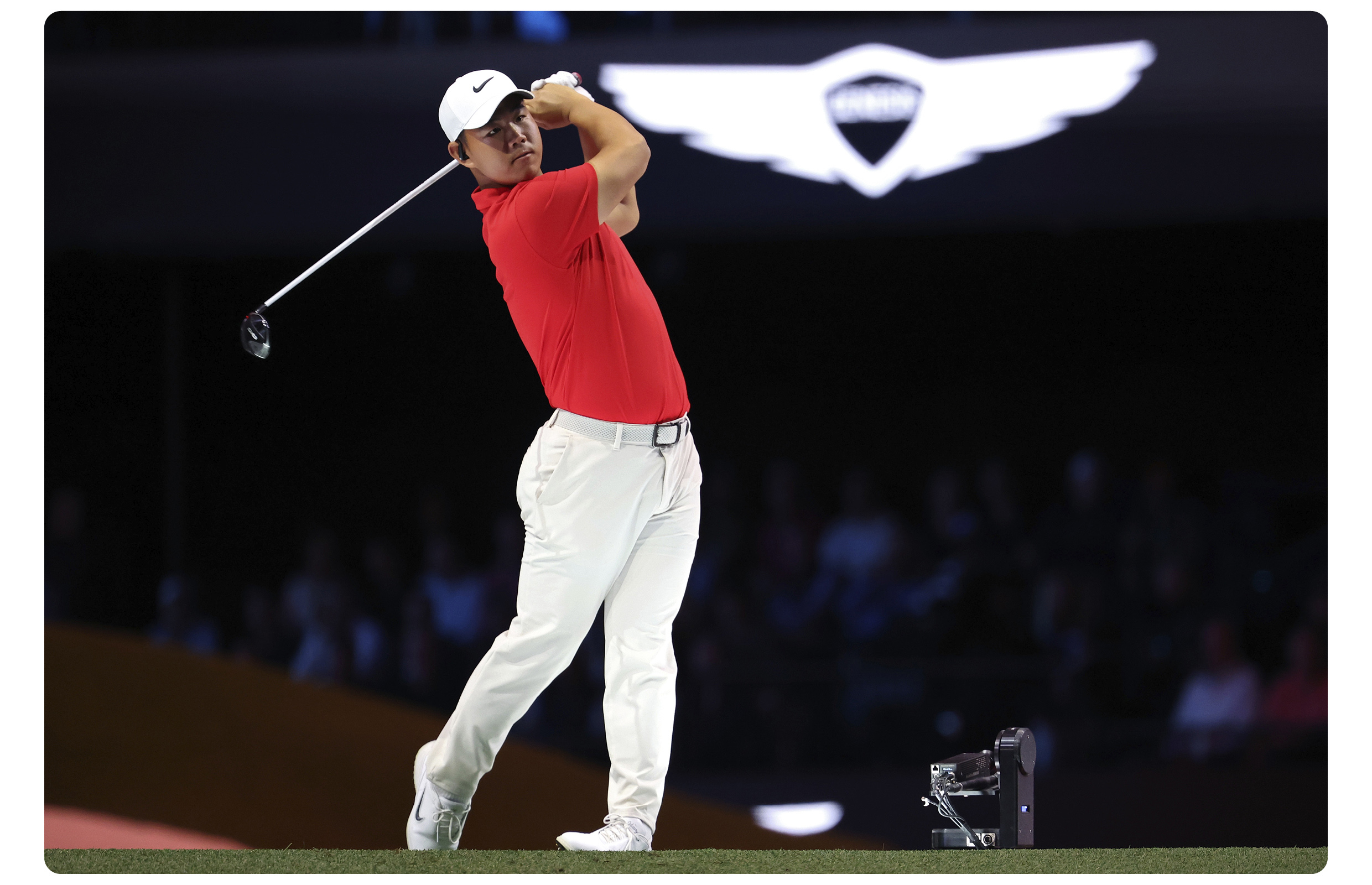 골프 선수가 샷을 날리고 있는 모습