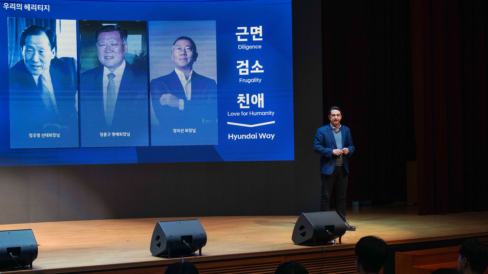 호세 무뇨스 사장이 타운홀 미팅에서 메시지를 전달하는 모습