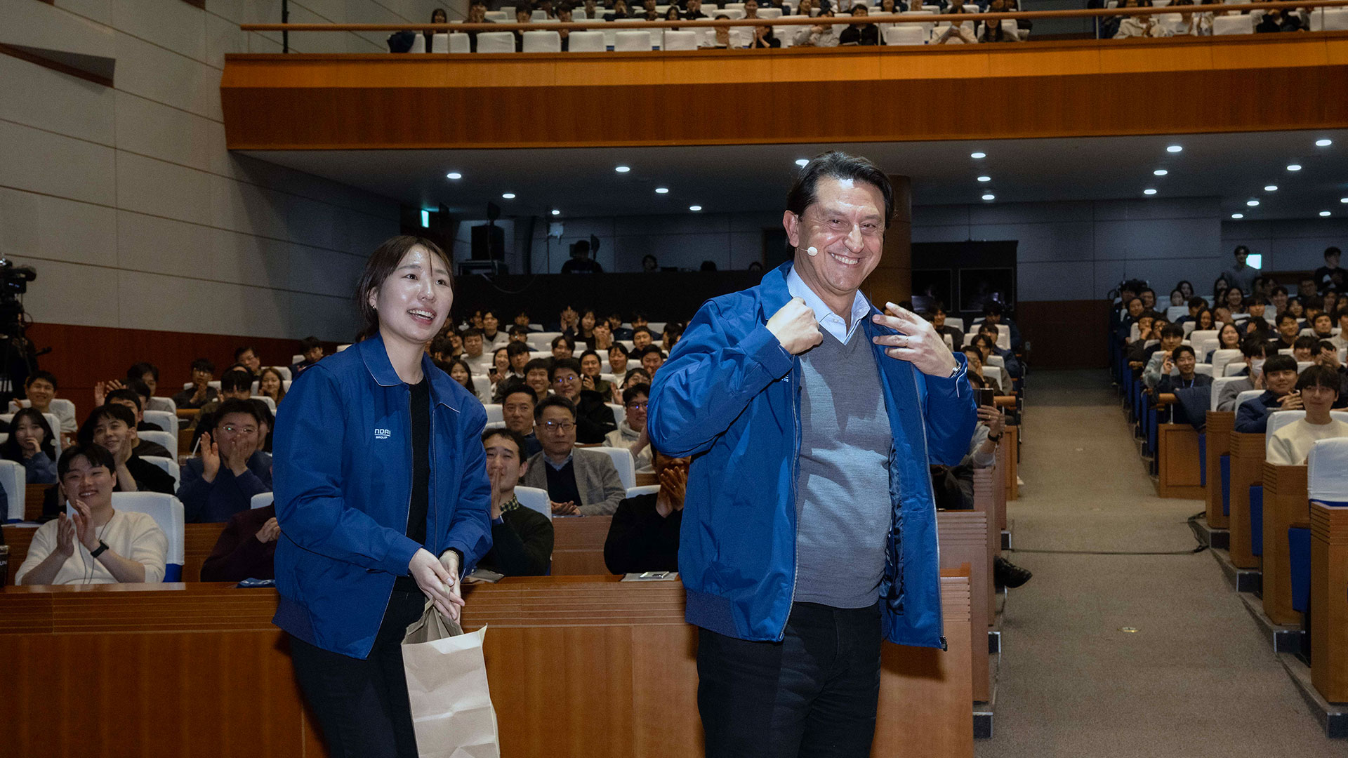호세 무뇨스 사장이 타운홀 미팅에서 직원이 선물해준 연구소 자켓으로 갈아입은 모습