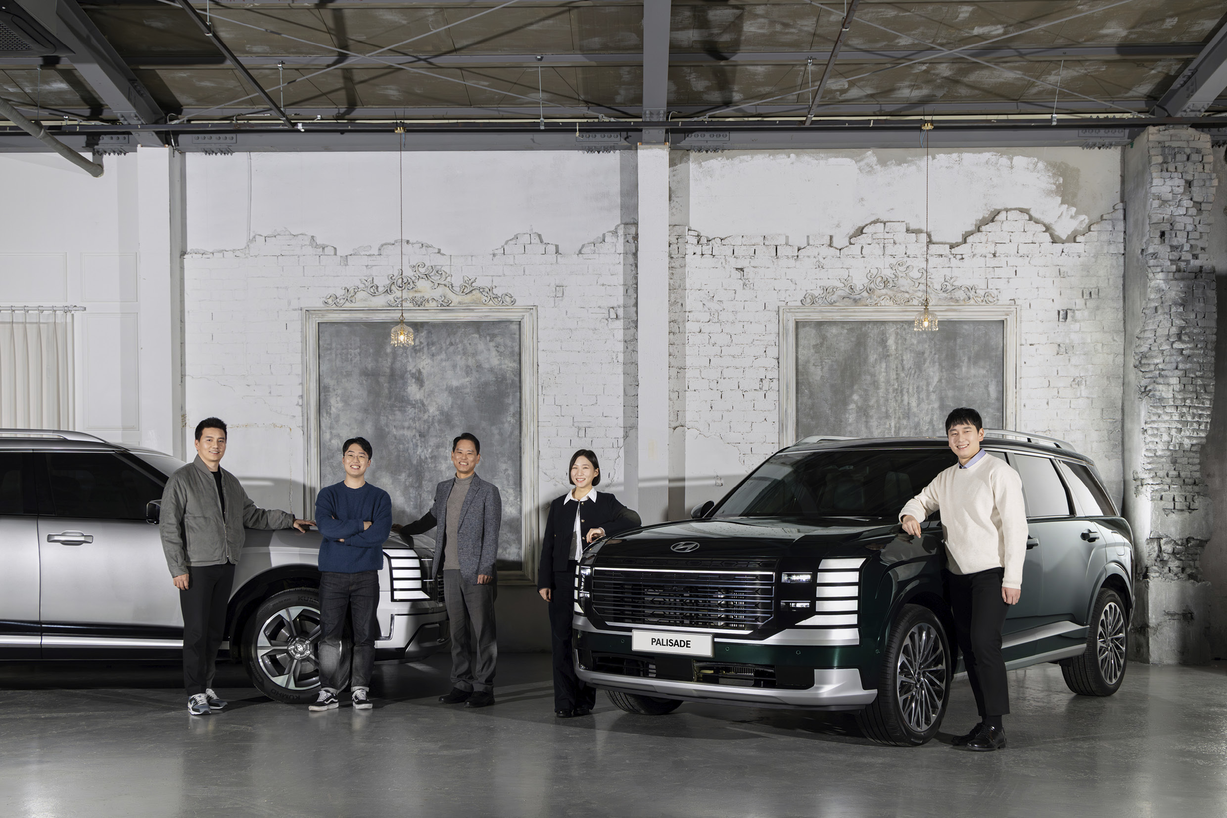 현대차 팰리세이드와 개발 담당 연구원들이 함께 서 있는 모습