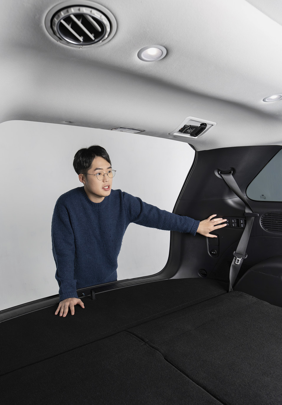 팰리세이드의 3열 특징에 대해 설명하는 연구원의 모습