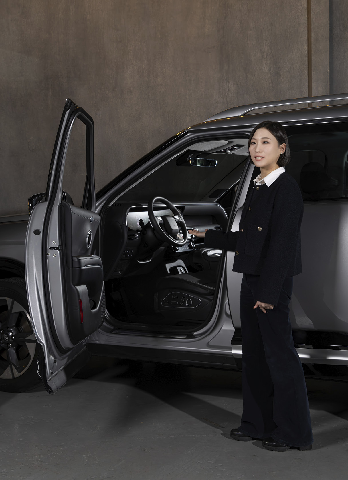 차량 정숙성에 대해 설명하고 있는 연구원의 모습