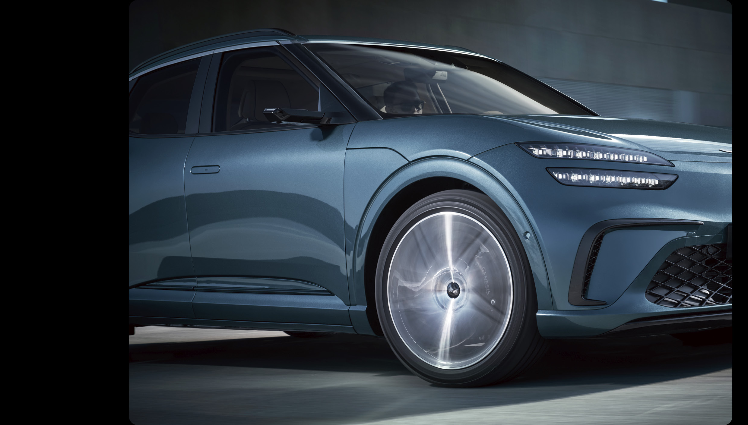 제네시스 GV60 주행 모습