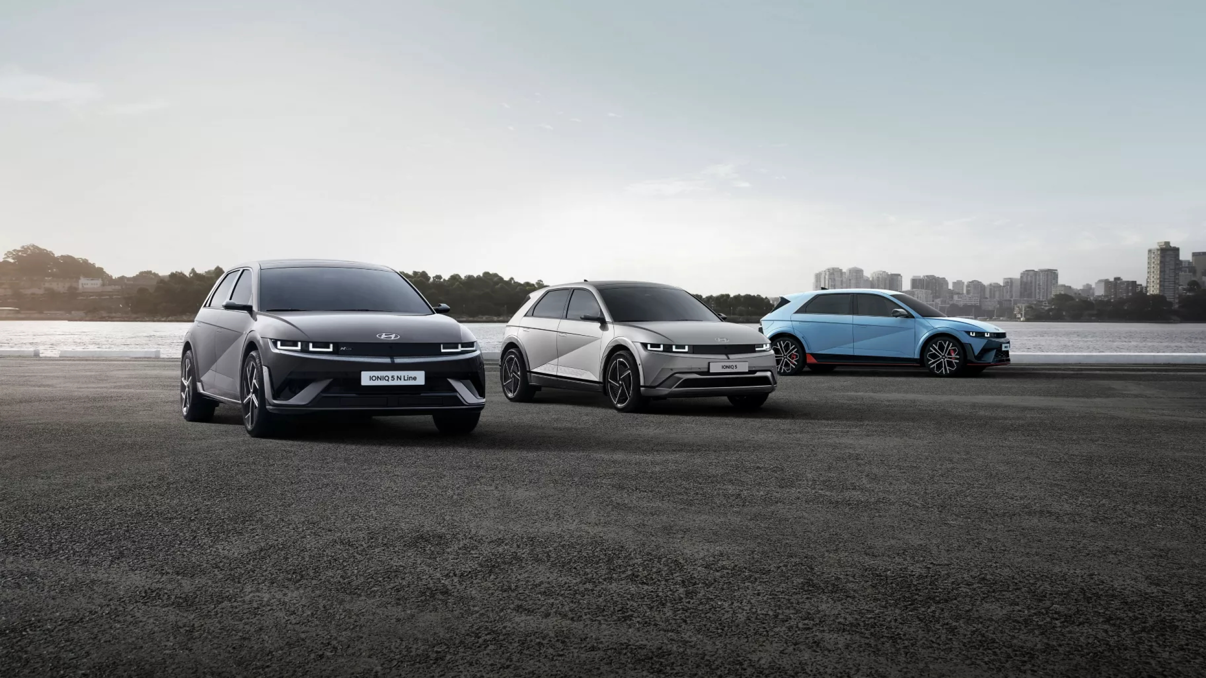 나란히 서 있는 아이오닉 5 라인업 모델들