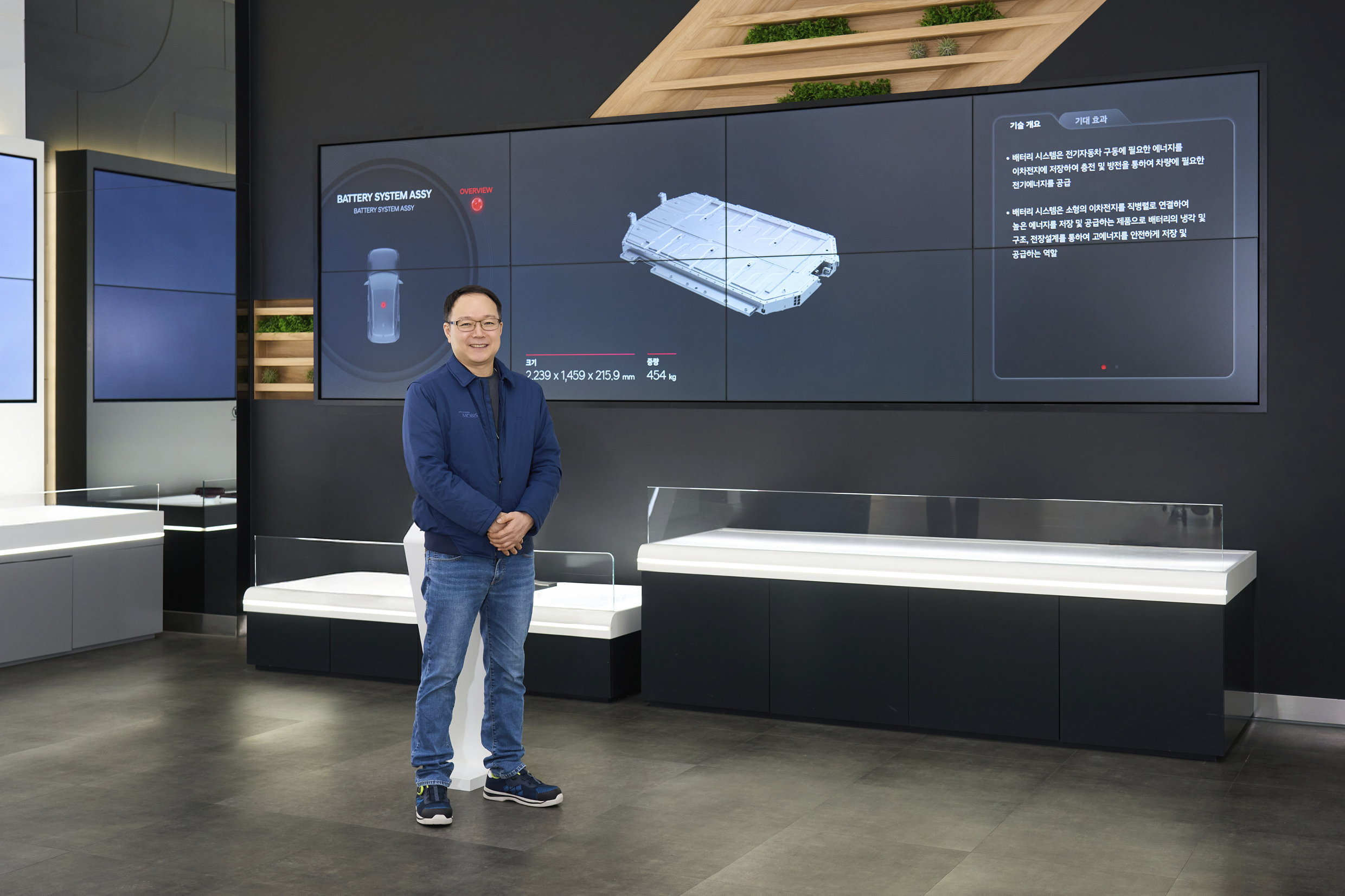 남성 연구원이 실내에서 포즈를 취한 모습