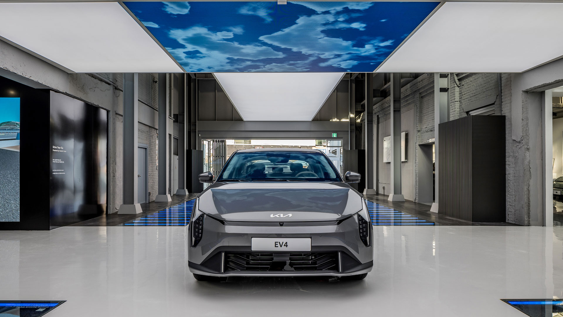 기아 언플러그드 그라운드' 내 전시된 'EV4'의 모습