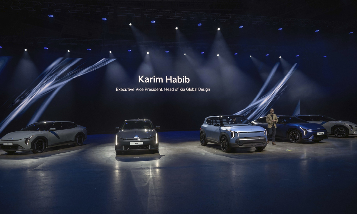 기아 EV 데이 현장에서 신차를 소개하는 모습