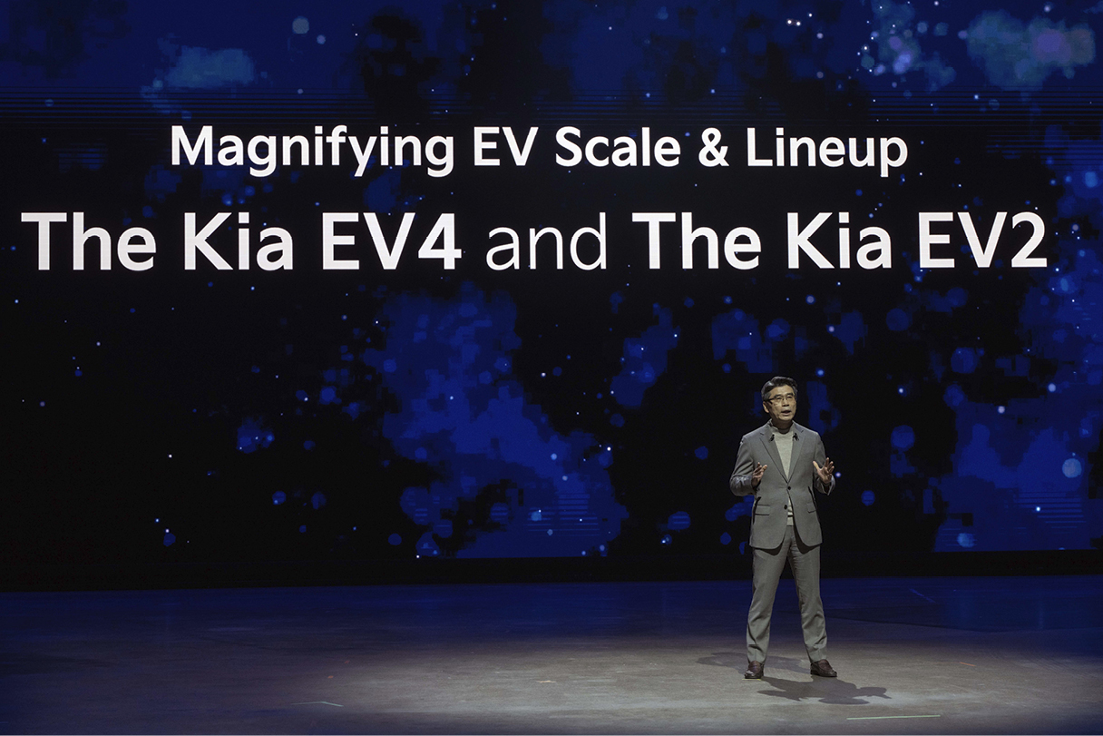 기아 EV 데이 행사장에서 신차를 소개하는 모습