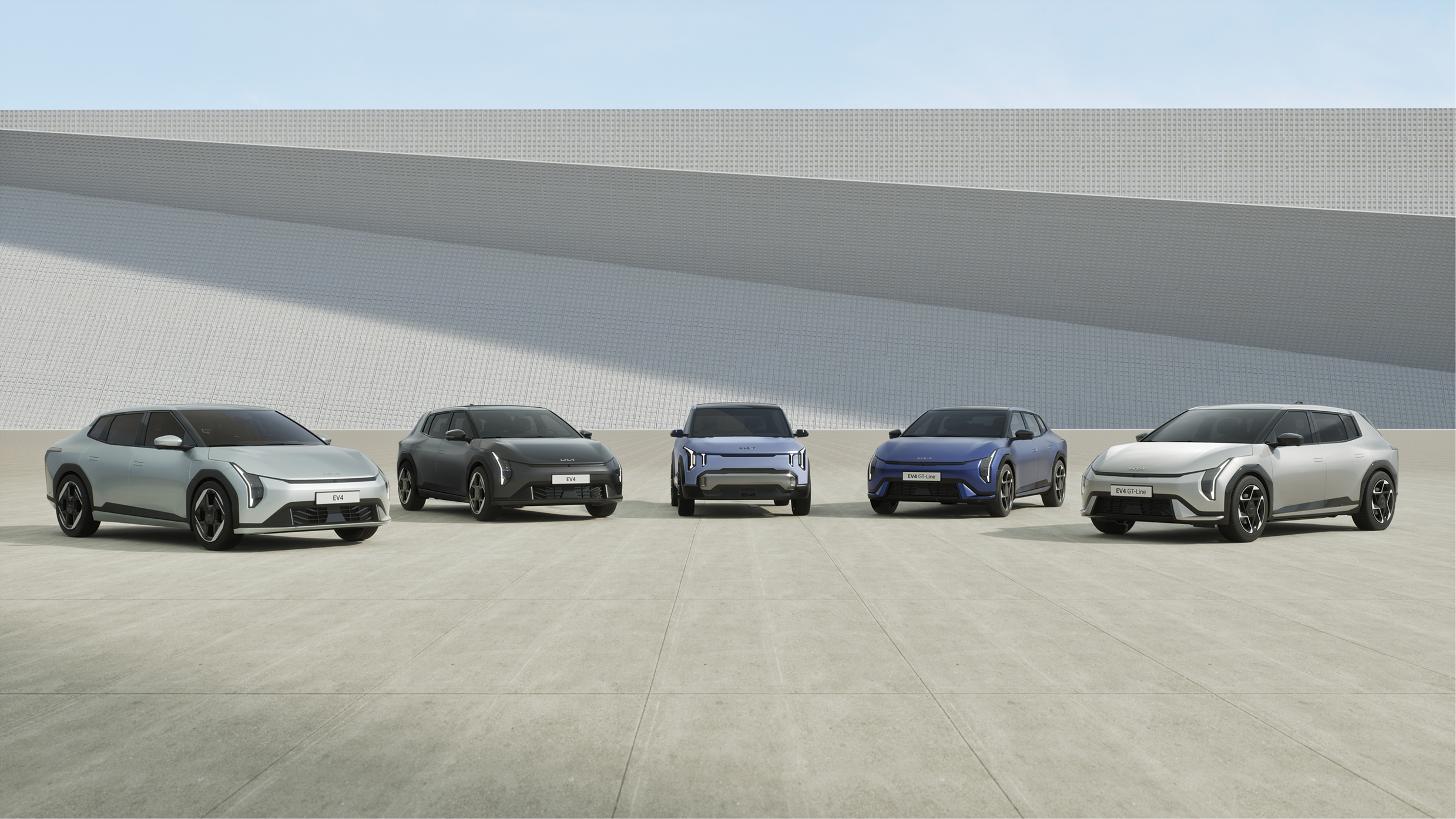 기아 신차와 콘셉트카가 나란히 서 있는 모습