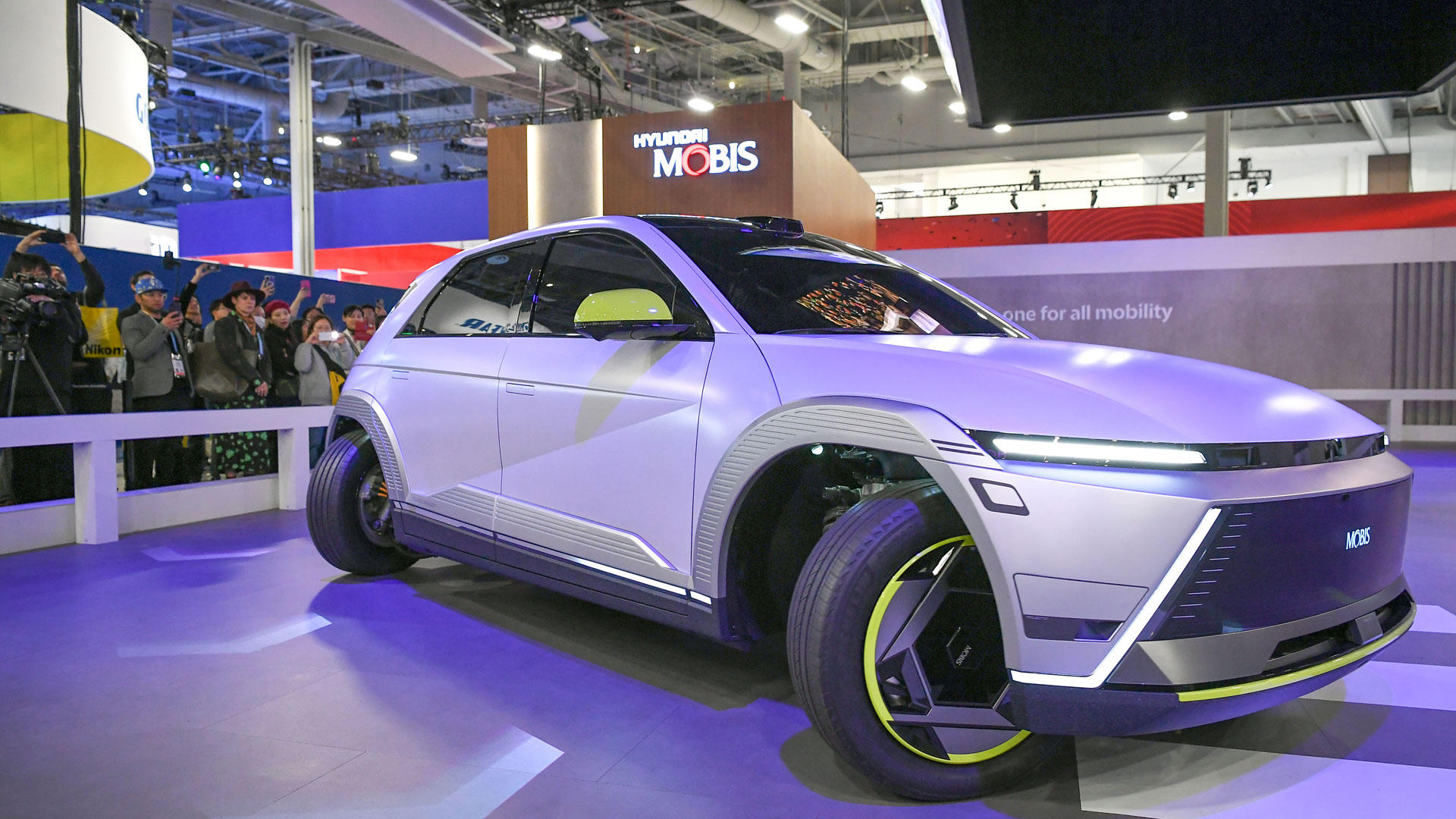 현대모비스는 이번 서울 모빌리티쇼에서 ‘홀로그래픽 윈드쉴드 투명 디스플레이’(上), 특수 주행이 가능한 ‘모비온’(下) 등을 전시하고 관객들에게 차별화된 모빌리티 경험을 제공할 계획이다.