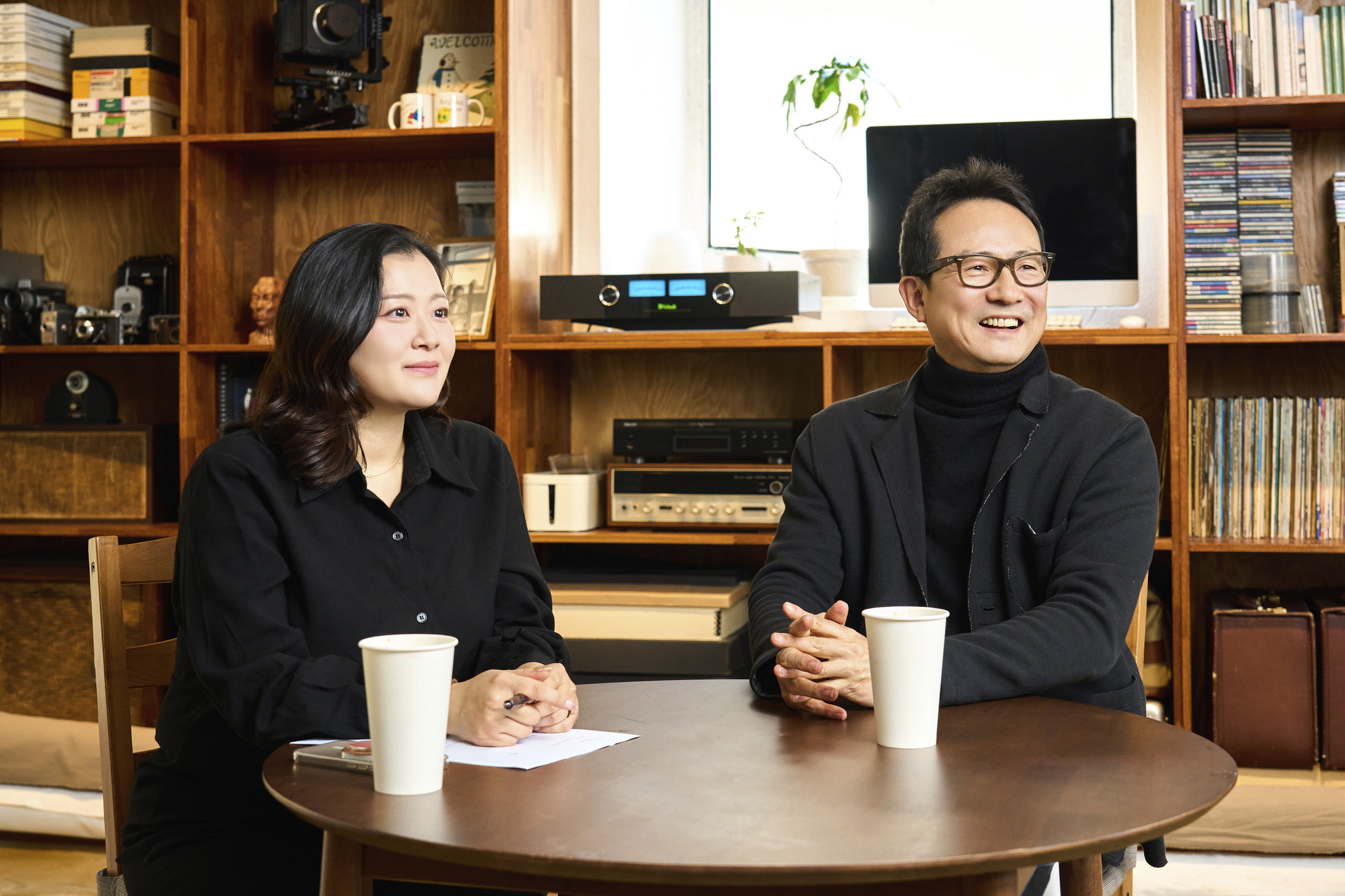 인터뷰를 진행 중인 다큐멘터리 기획자와 감독의 모습