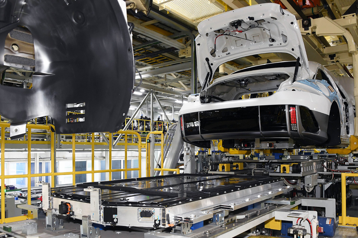 공장에서 자동차를 생산하고 있는 모습