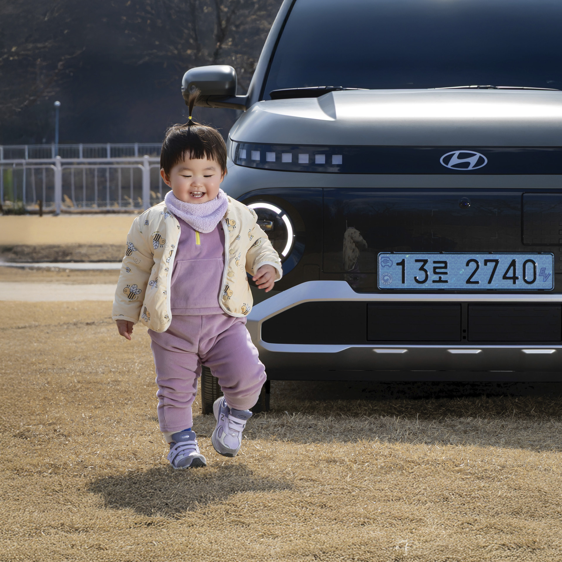 현대차 캐스퍼 일렉트릭과 아기의 모습