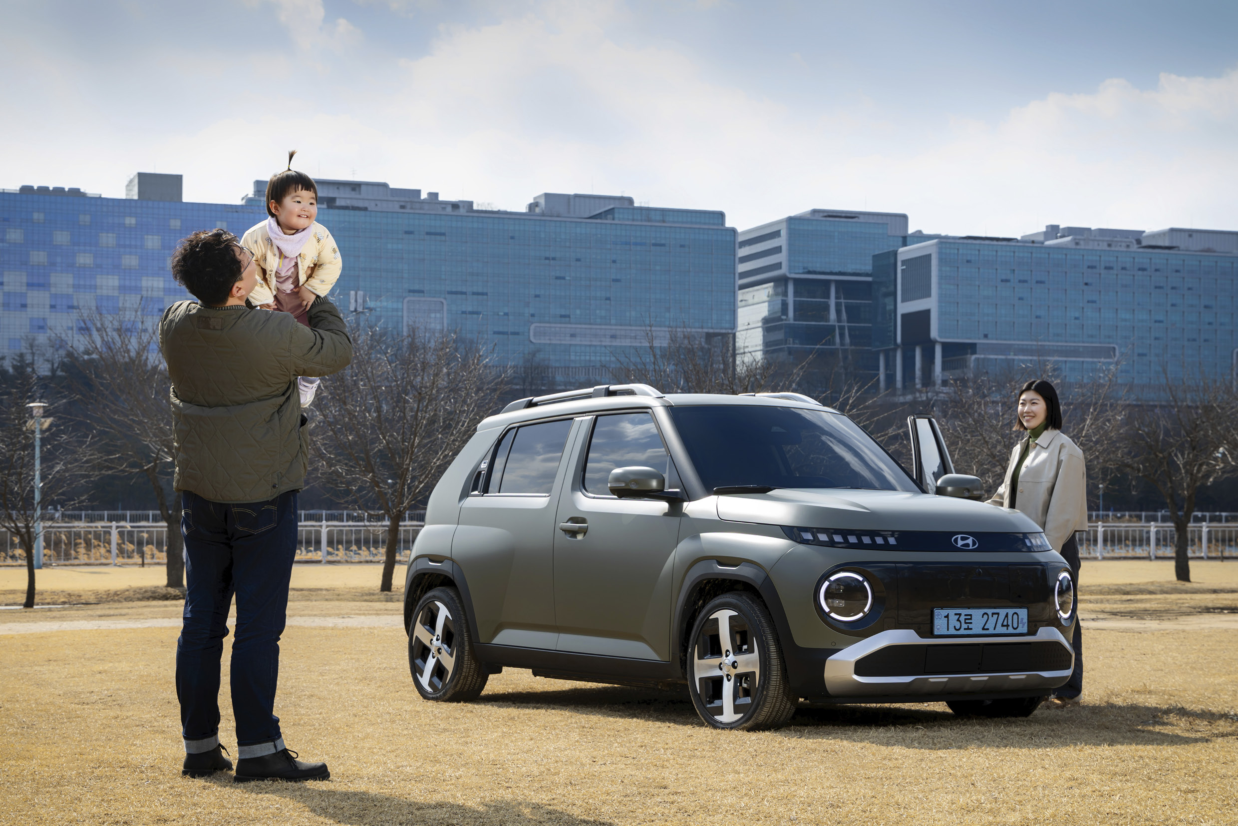 현대차 캐스퍼 일렉트릭과 단란한 가족의 모습
