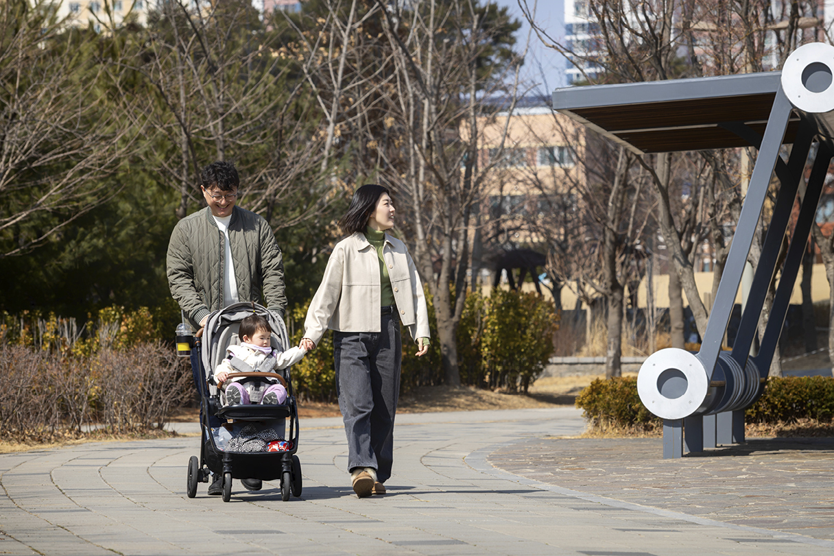 현대차 캐스퍼 일렉트릭과 단란한 가족의 모습