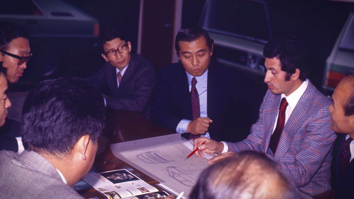 디자이너와 임직원이 회의를 나누는 모습