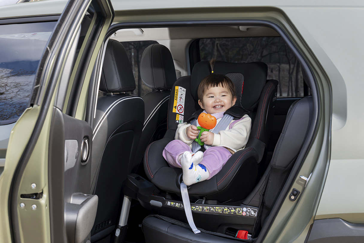 현대차 캐스퍼 일렉트릭과 아기의 모습