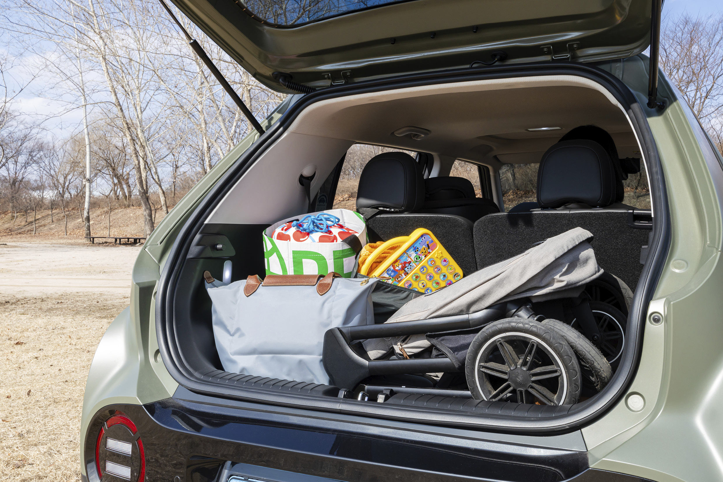 현대차 캐스퍼 일렉트릭의 트렁크에 육아 용품을 가득 실은 모습