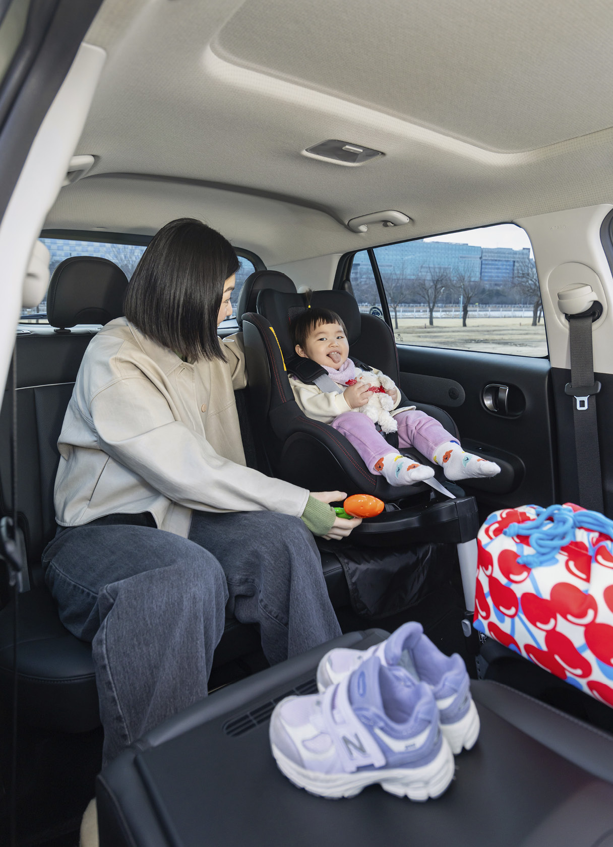 현대차 캐스퍼 일렉트릭에 탄 엄마와 아기의 모습