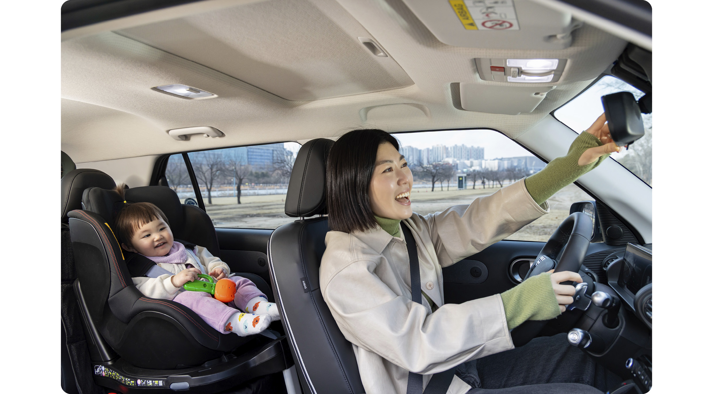 현대차 캐스퍼 일렉트릭에 탄 엄마와 아기의 모습