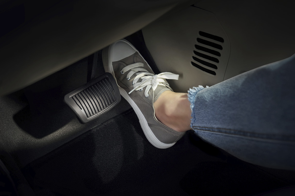 현대차 캐스퍼 일렉트릭의 페달 오조작 안전 보조 기술을 설명하는 모습