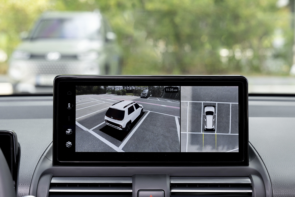 현대차 캐스퍼 일렉트릭의 서라운드 뷰 모니터 기능이 작동하는 모습