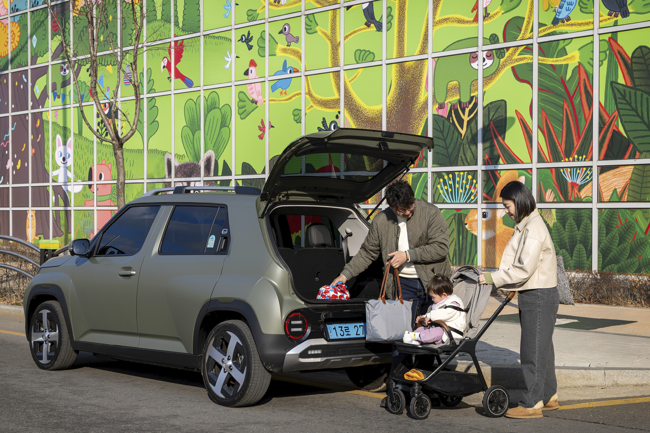 현대차 캐스퍼 일렉트릭과 단란한 가족의 모습