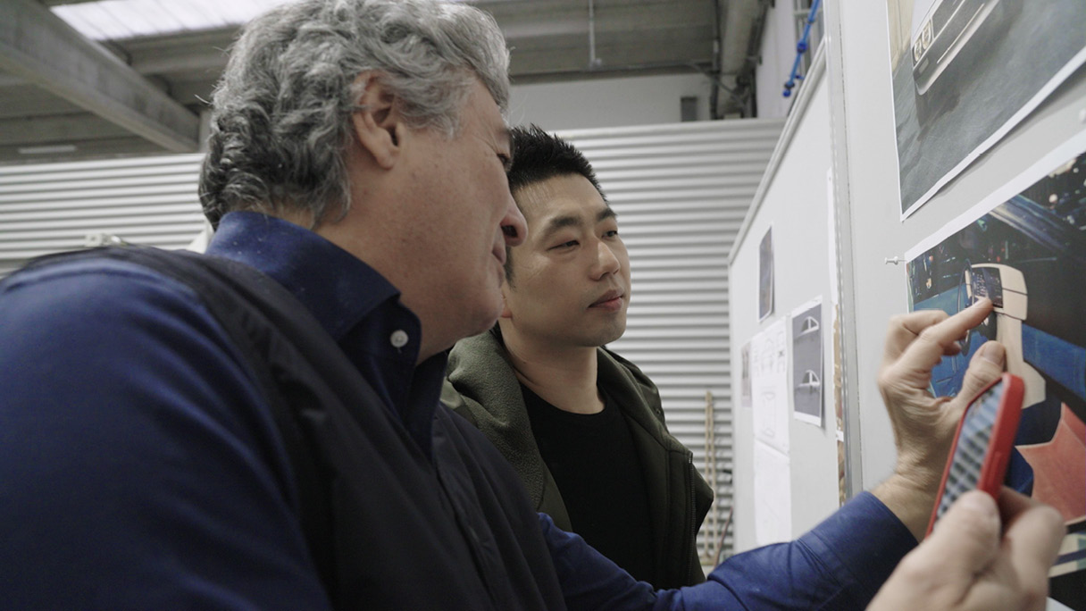 자동차 복원에 대해 논의하는 디자이너들의 모습