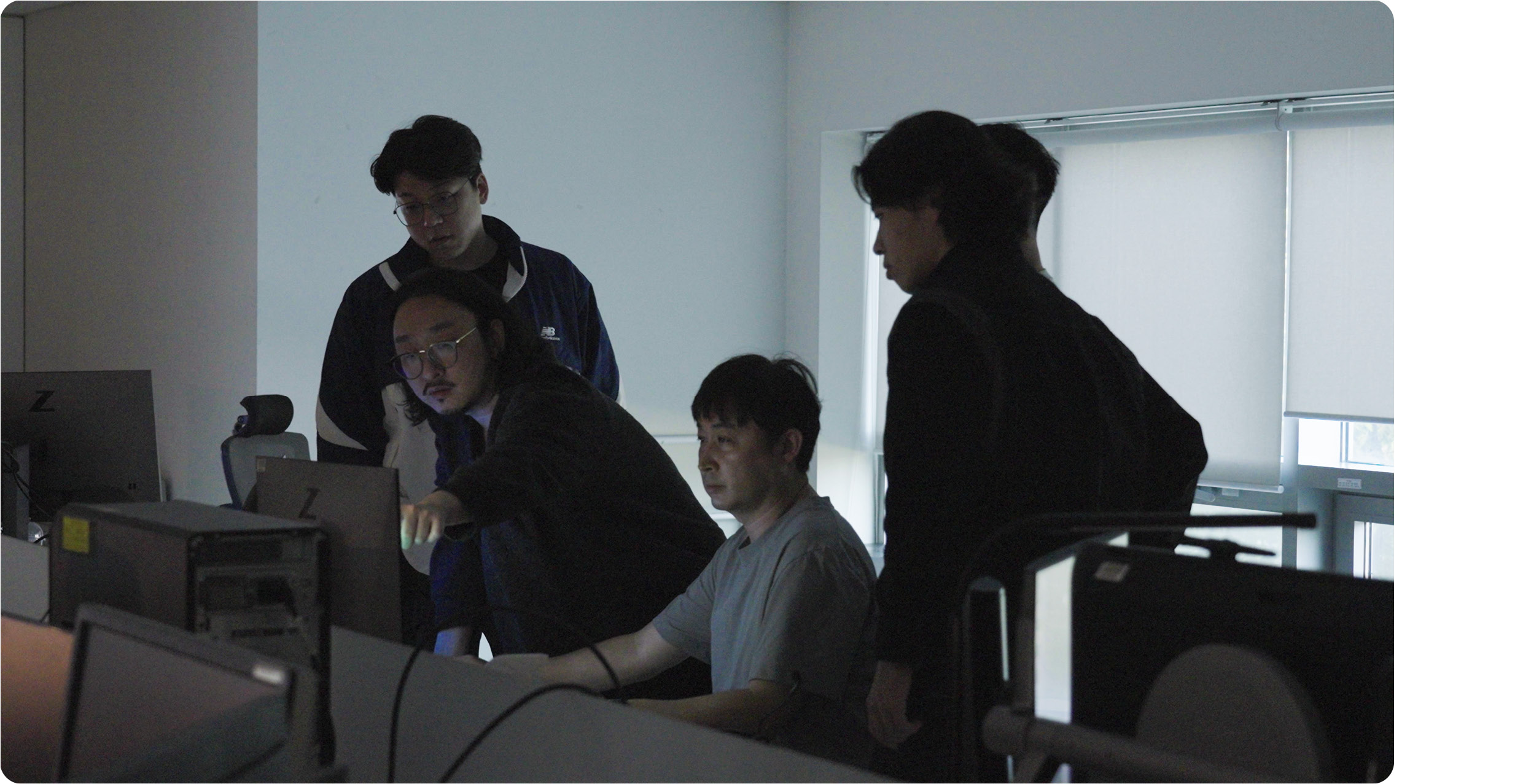 디자이너들이 복원 작업을 진행 중인 모습