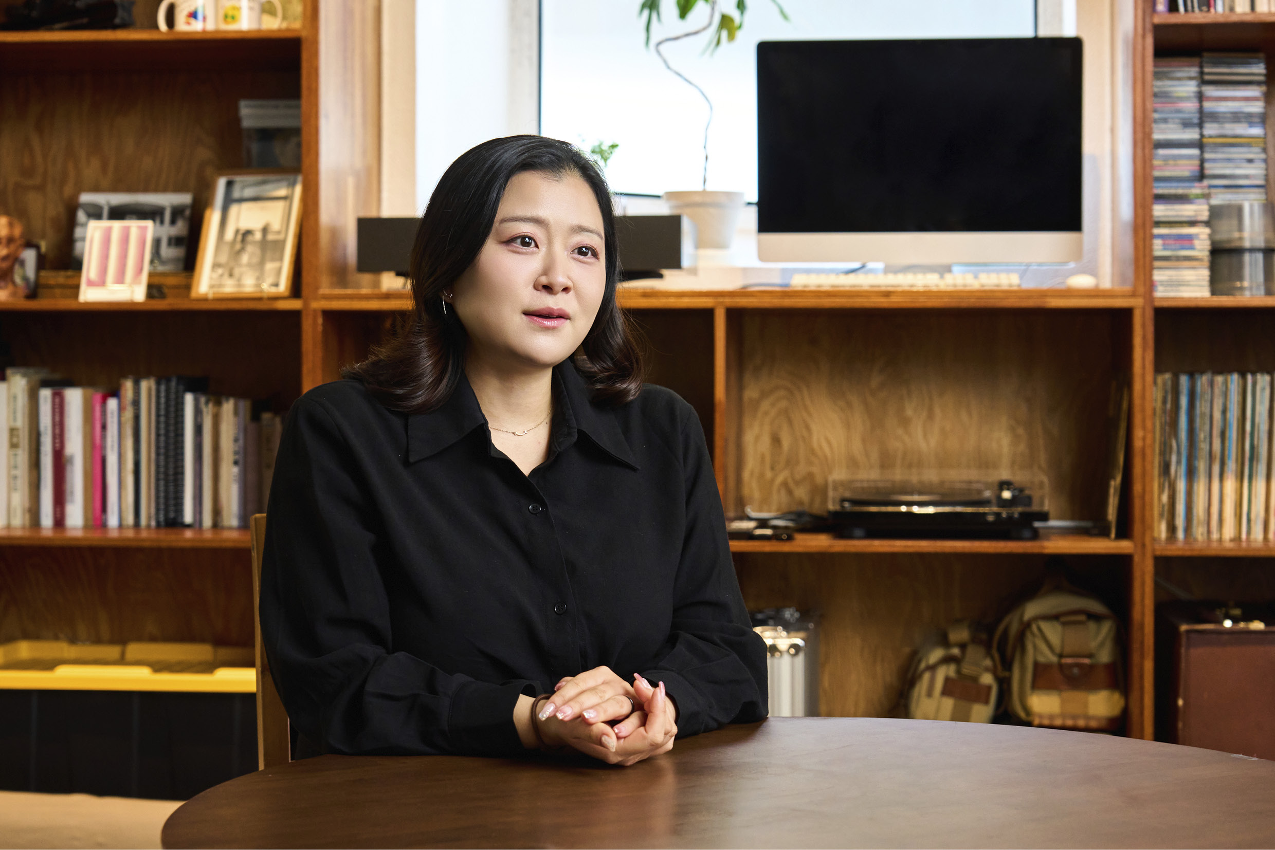 인터뷰를 진행 중인 연구원의 모습