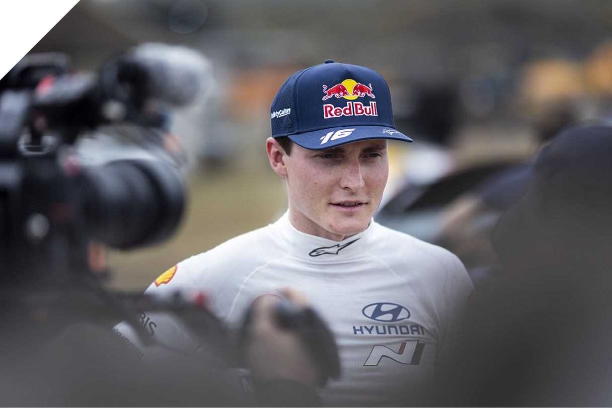 인터뷰 중인 랠리 선수의 모습