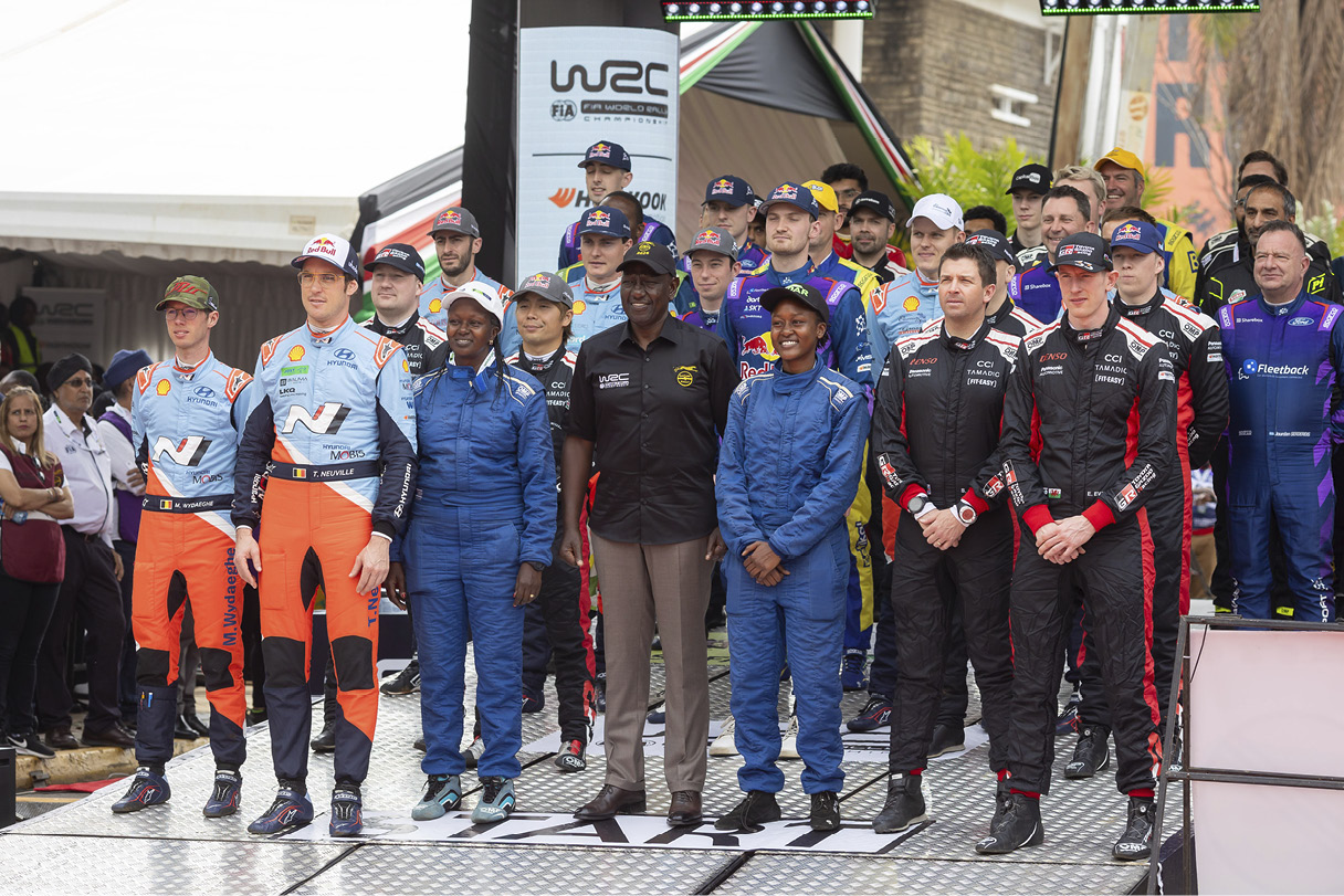 랠리 시작을 앞두고 기념 사진을 찍는 선수들의 모습