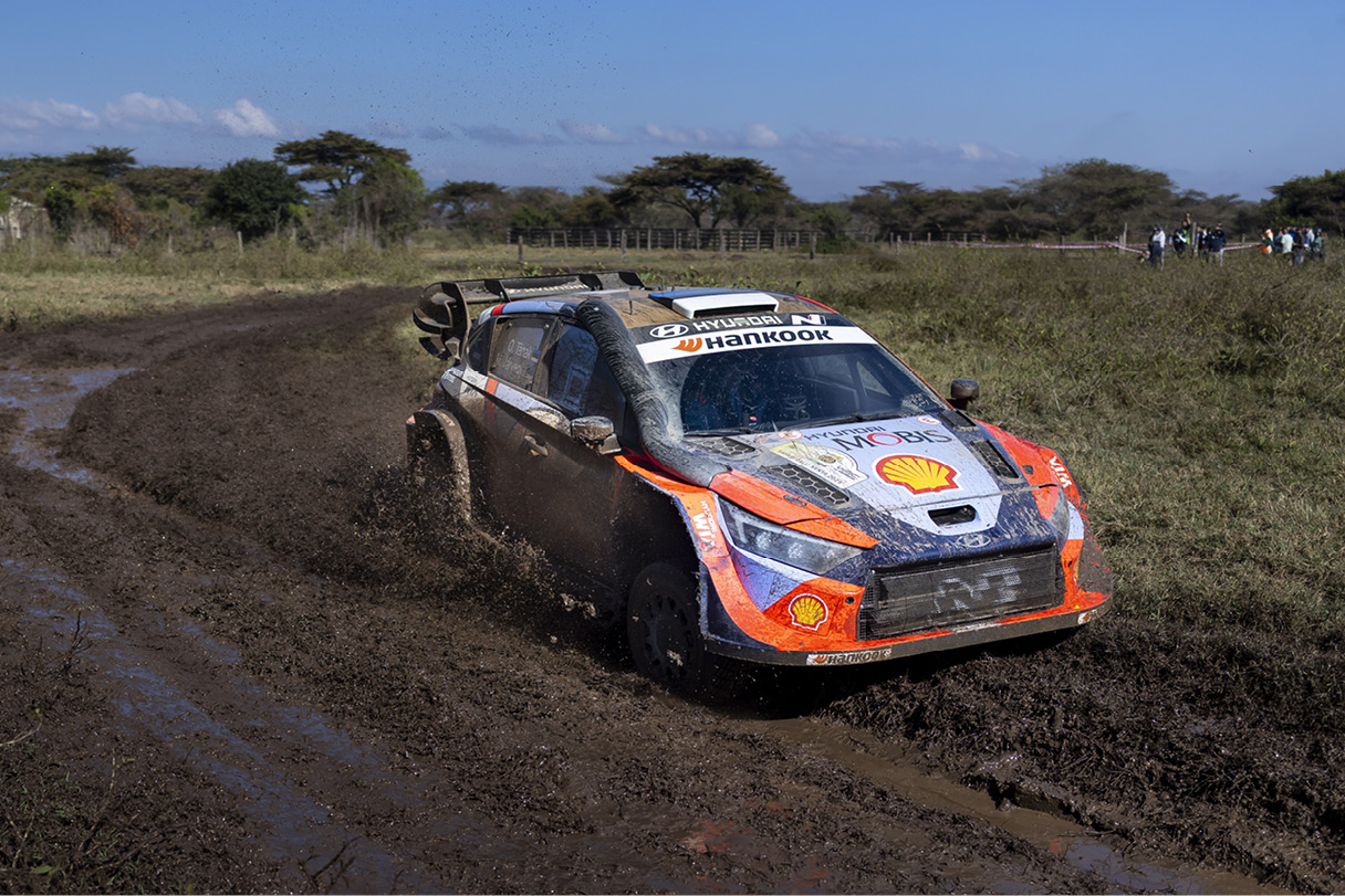 랠리카가 흙먼지를 뚫고 질주하는 모습