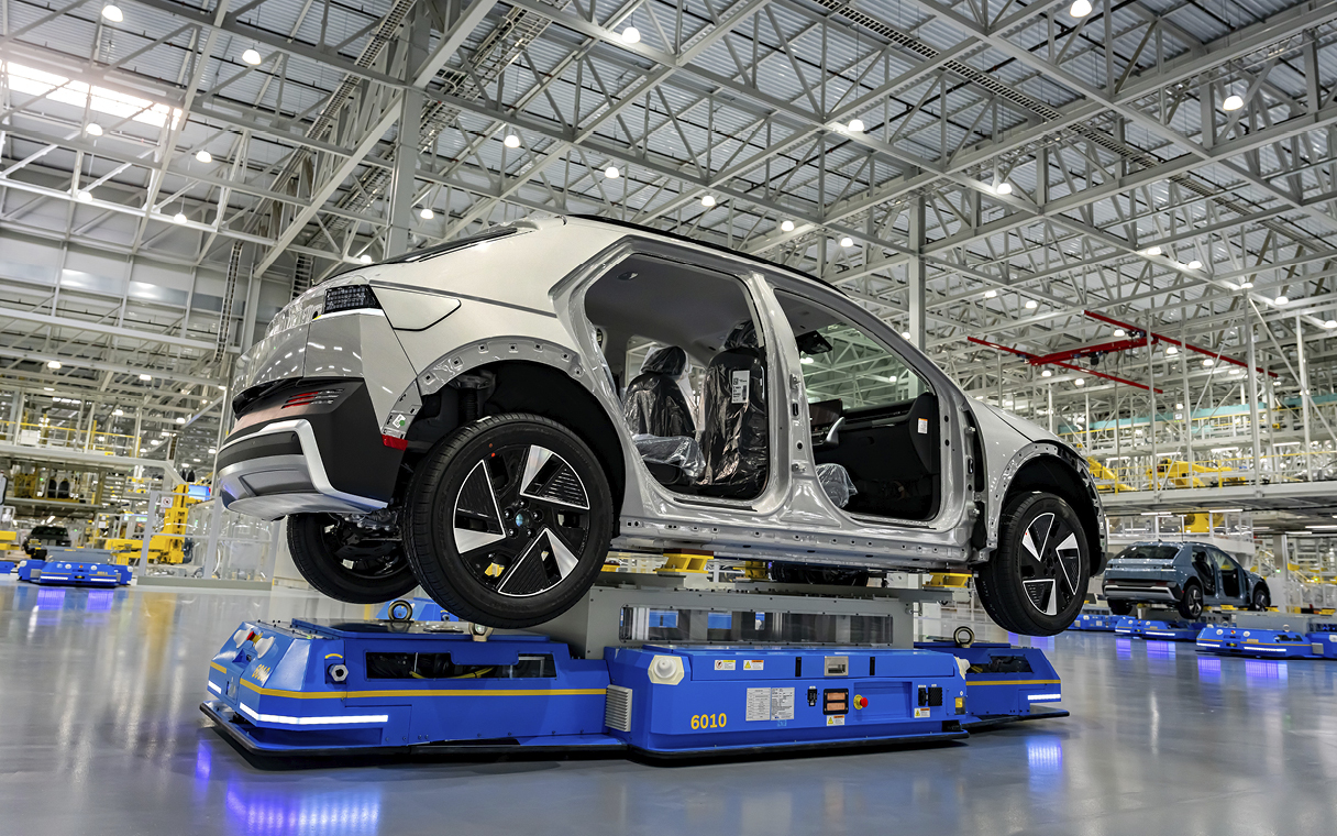 AGV가 차량을 운송하는 모습