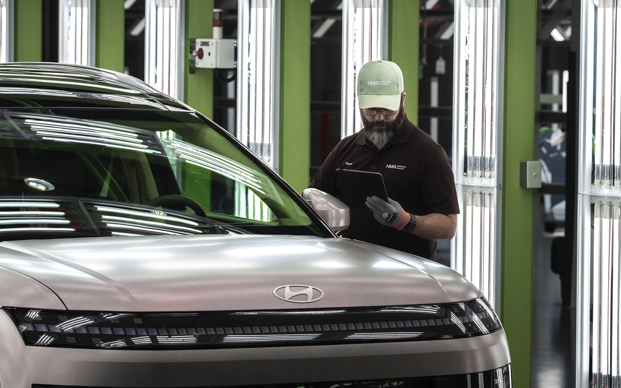 아이오닉9을 검사하는 작업자