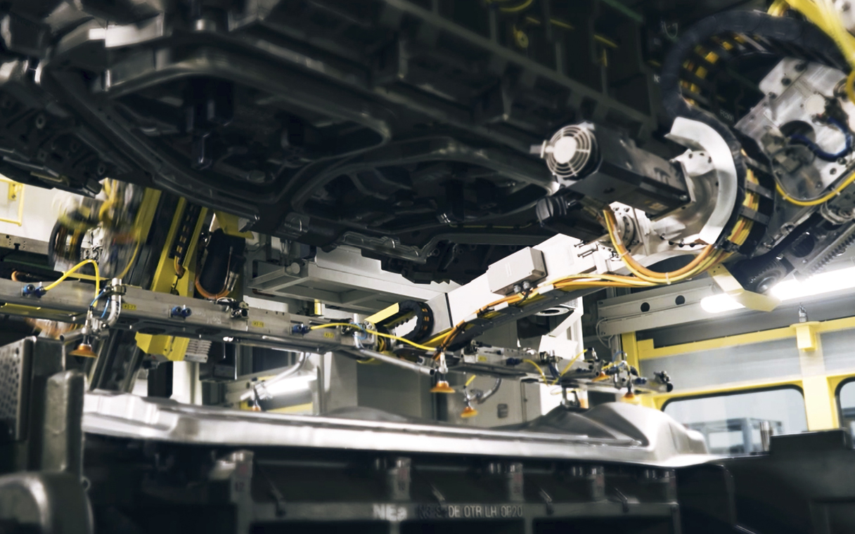 강판을 찍는 서보프레스