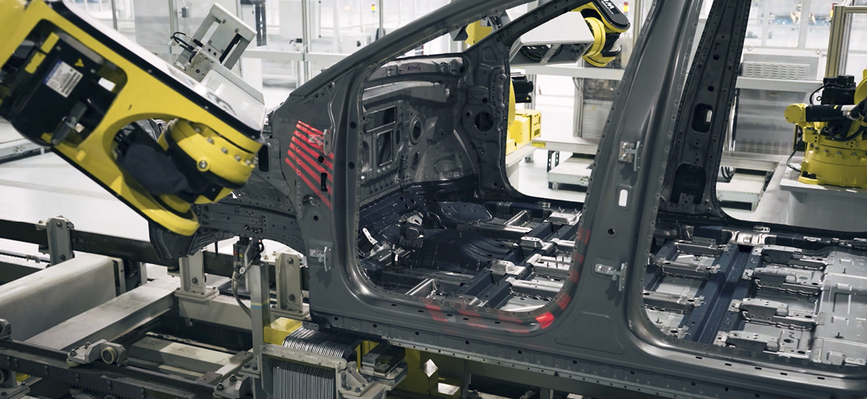 로봇이 도어를 조립하는 모습