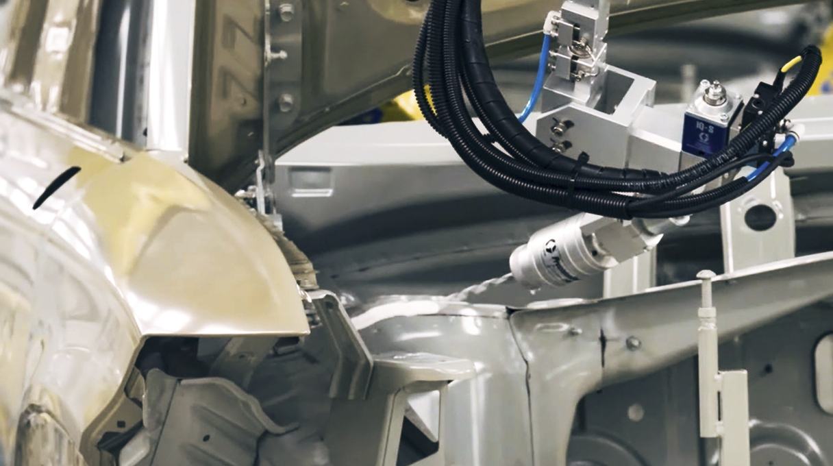 로봇이 실러를 도포하는 모습