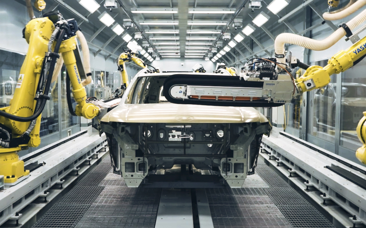 로봇이 차체 표면을 다듬는 모습