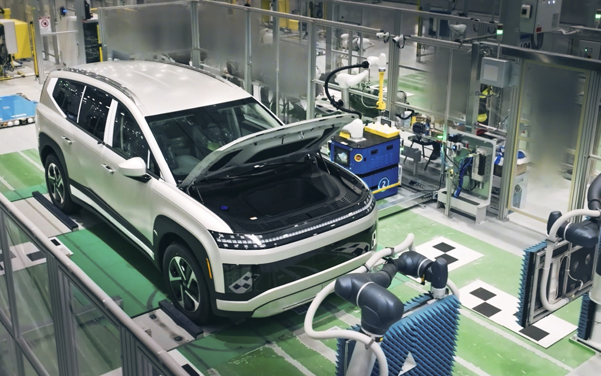 주차 로봇과 무인 품질 검사 모습